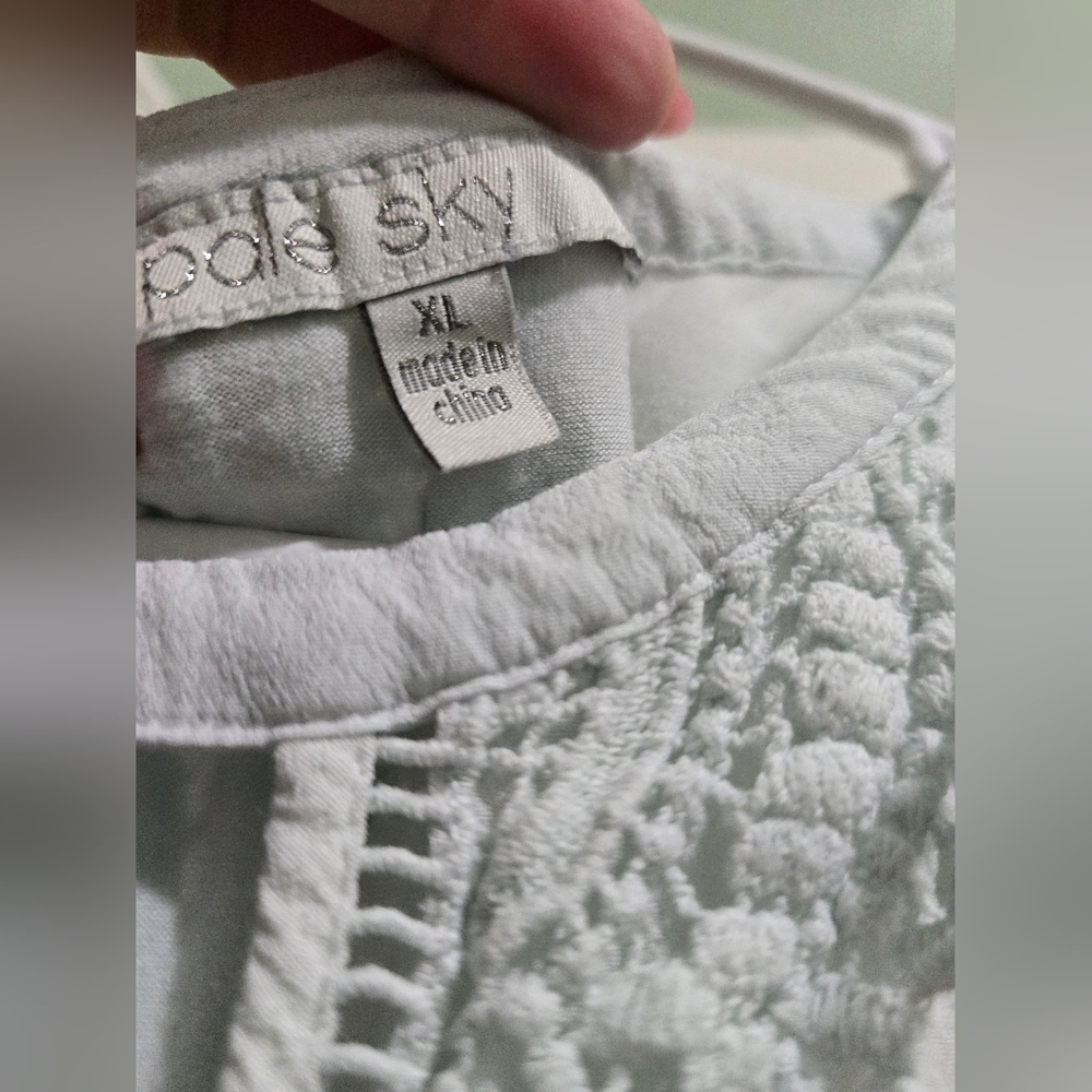 **NO STAINS** White Cute Shirt